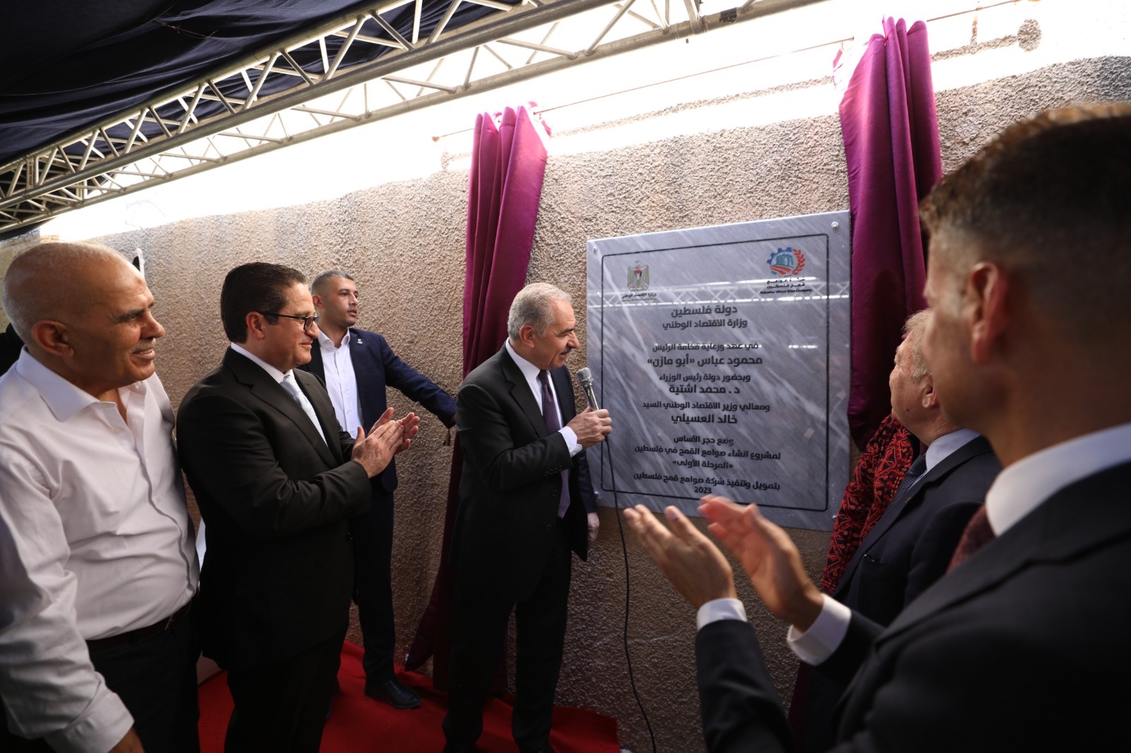 رئيس الوزراء يزيح الستار عن لوحة المشروع. 